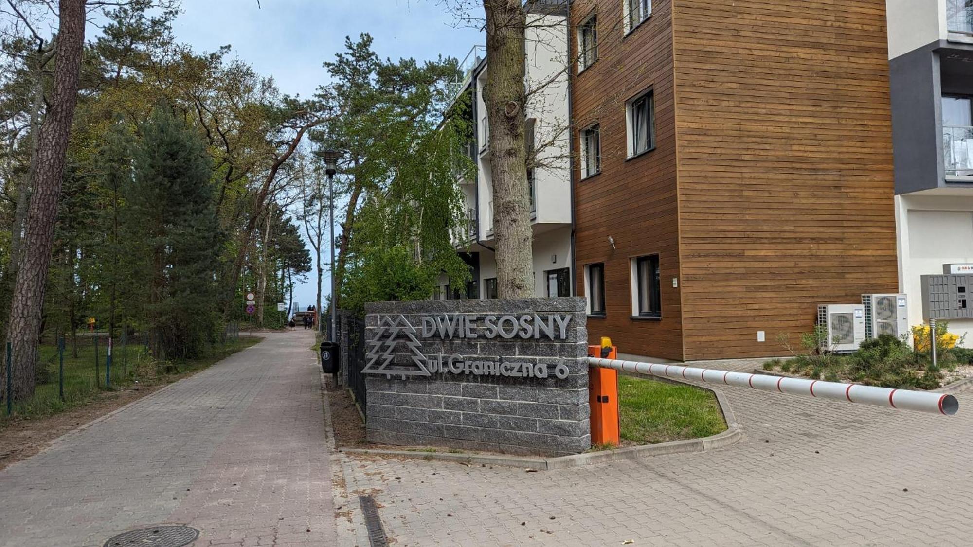Dwie Sosny I Swierk 尤斯托尼莫斯基 外观 照片